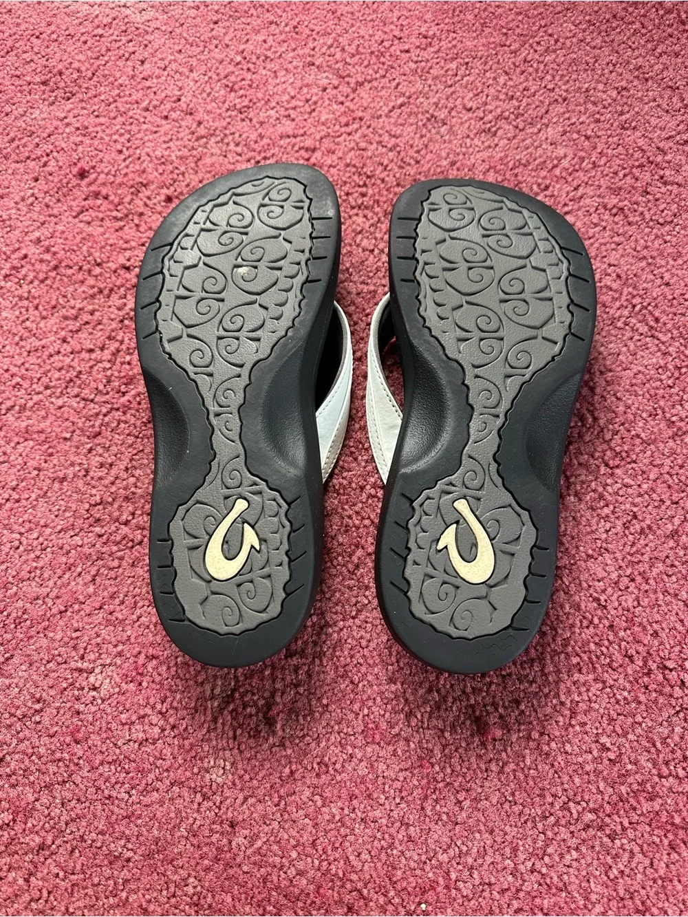 OluKai Women's White and Black Thong Sandals